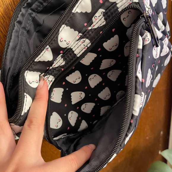 Cute heart and ghost crossbody bag. - Picture 5 of 6